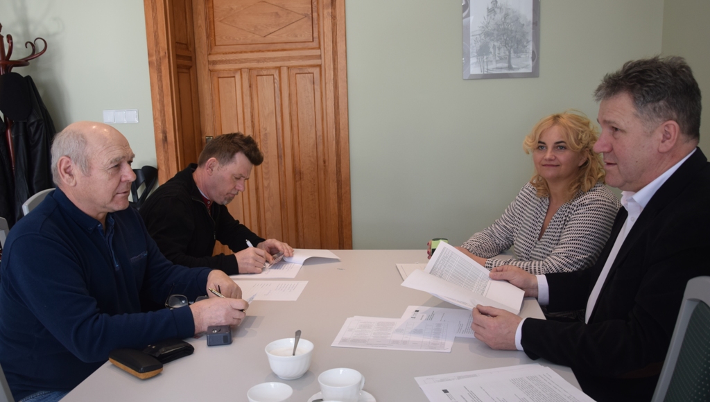 Powiększ zdjęcie. Podpisanie umowy przez przedstawicieli Klubu Sportowego Myśla i Stowarzyszenia Lider Pojezierza. 