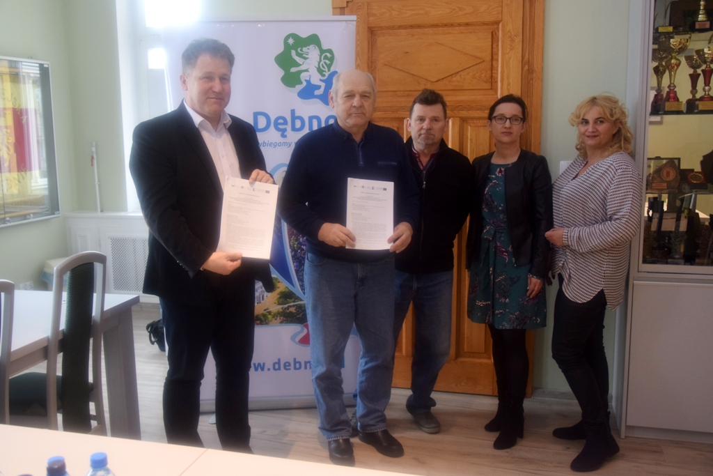Prezes Stowarzyszenia Lidera Pojezierza i Prezes Klubu Sportowego Myśla prezentuja podpisane umowy. 