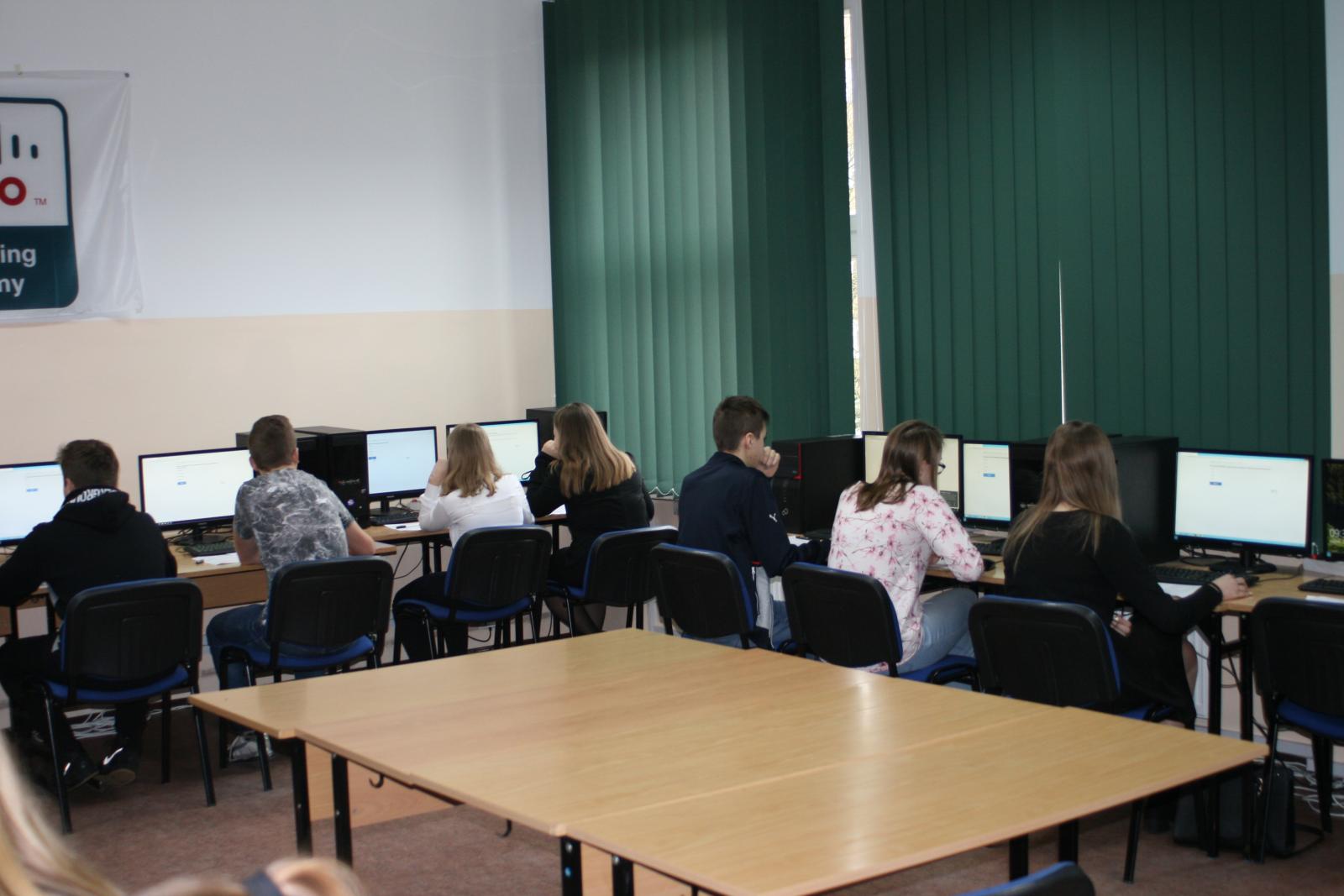 Praca uczniów przy zadaniu mulitimedialnym