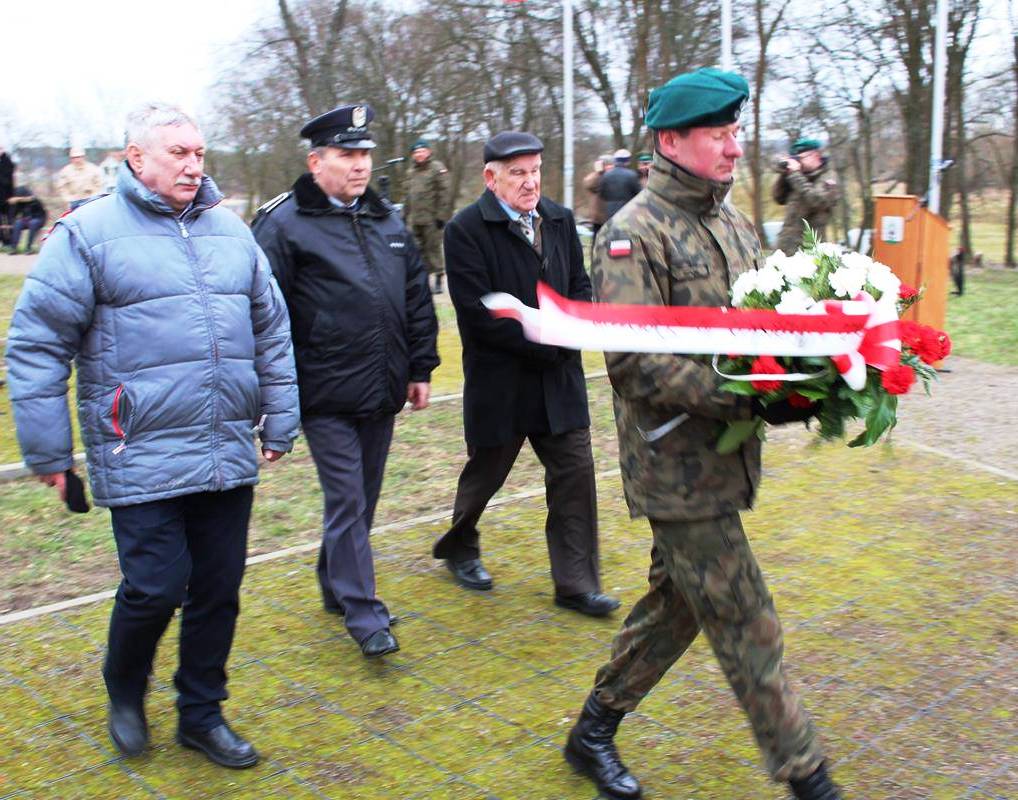 Delegacja z Dębna składa kwiaty