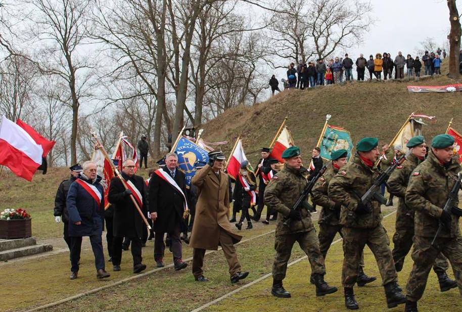 Adam Kaczmarczyk, Andrzej Kowalski i Edmund Zioła, którzy tworzyli poczet sztandarowy Związku Kombatantów RP w Dębnie. 