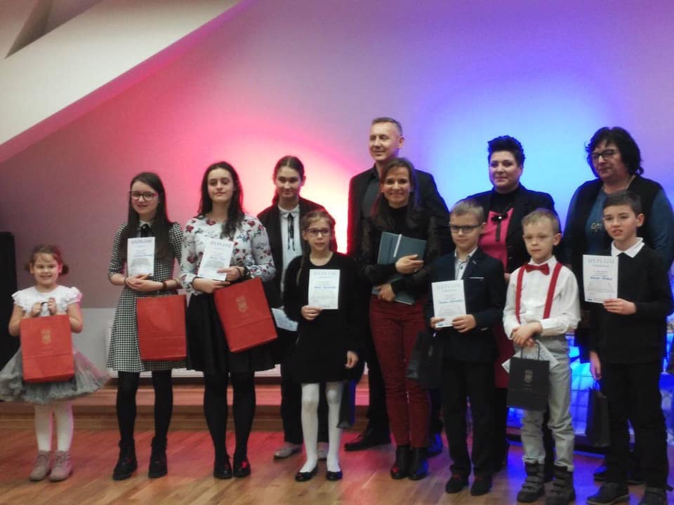 Powiększ zdjęcie. Wyróżnieni w konkursie z członkami jury