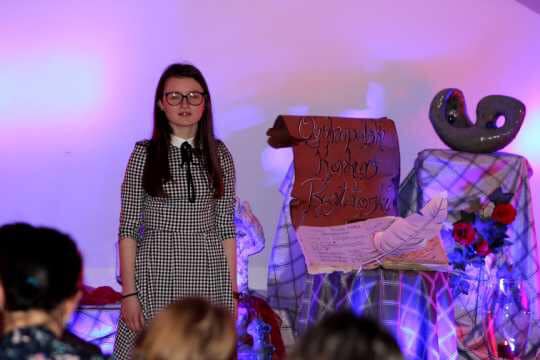 Powiększ zdjęcie. Zuzanna Warunek podczas recytacji
