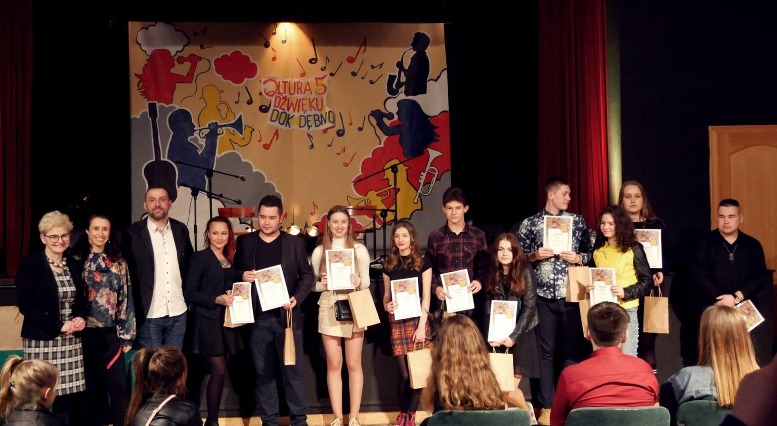 Powiększ zdjęcie. Laureaci konkursu z członkami jury