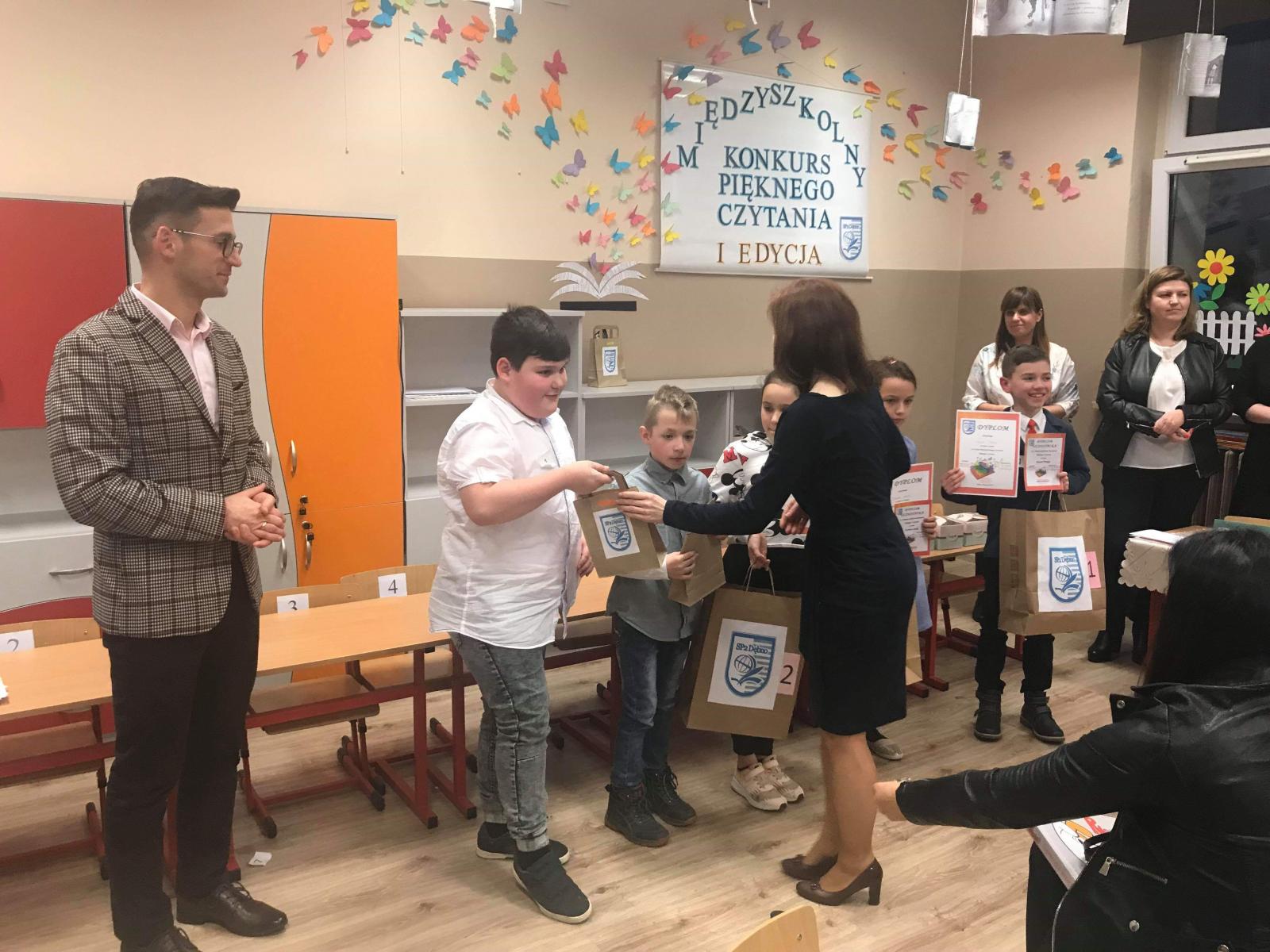 Powiększ zdjęcia. Pani Dyrektor wręcza nagrody uczniom