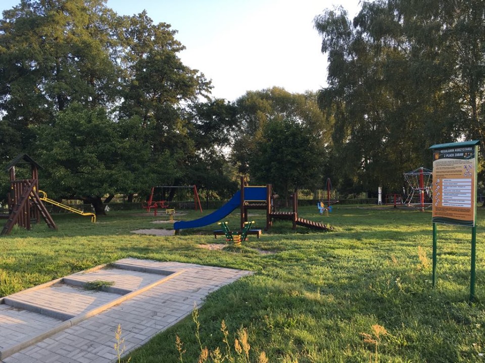 Powiększ zdjęcie. Obecny stan placu zabaw w Dębnie
