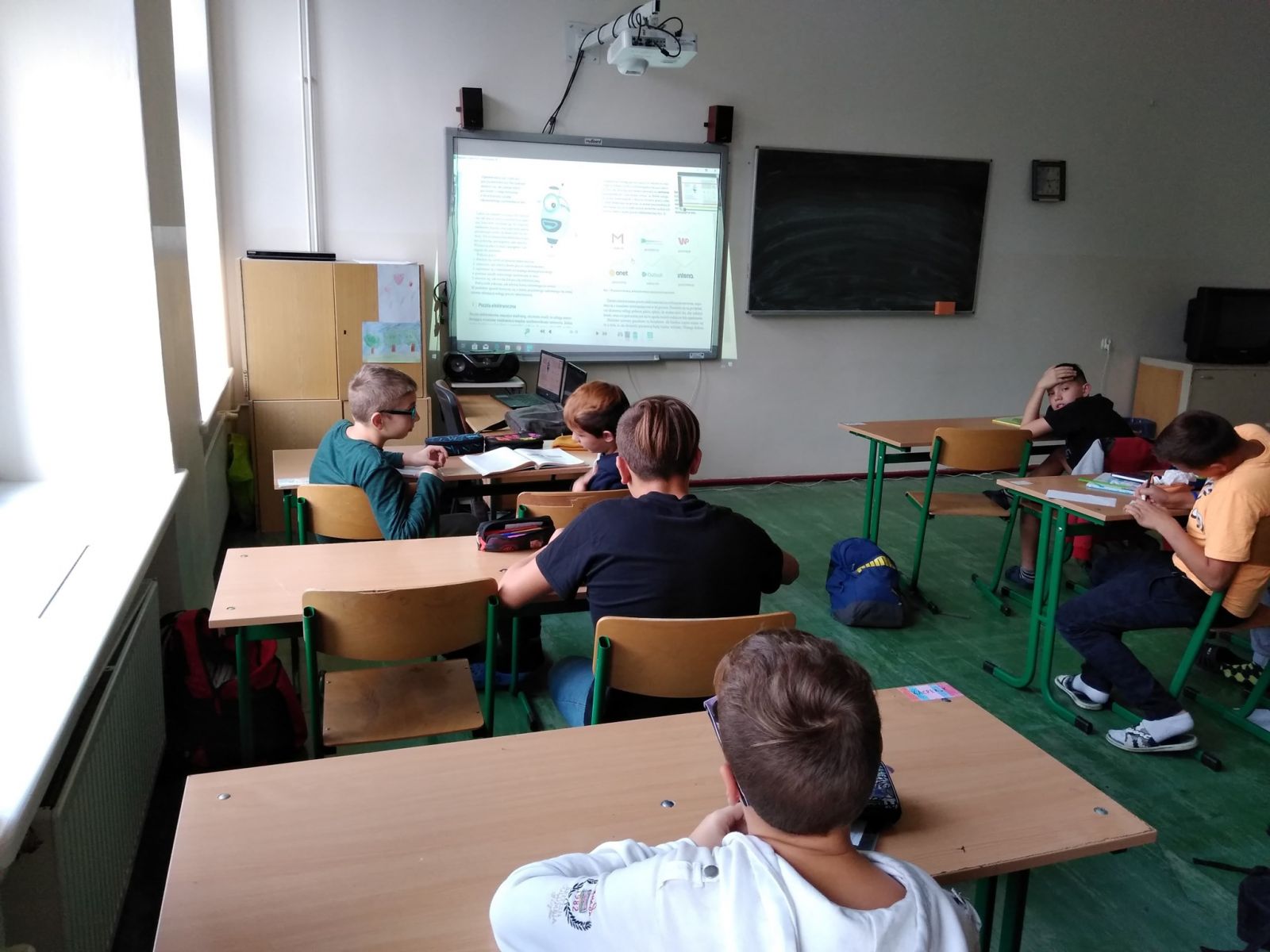 Sale lekcyjne zostały odnowione i zakupiono tablice interaktywne