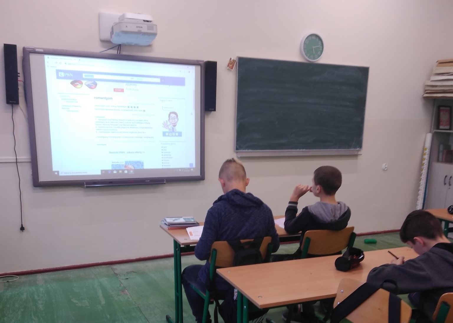 Powiększ zdjęcie. Podopieczni MOS-u korzystają na lekcjach z interaktywnych tablic