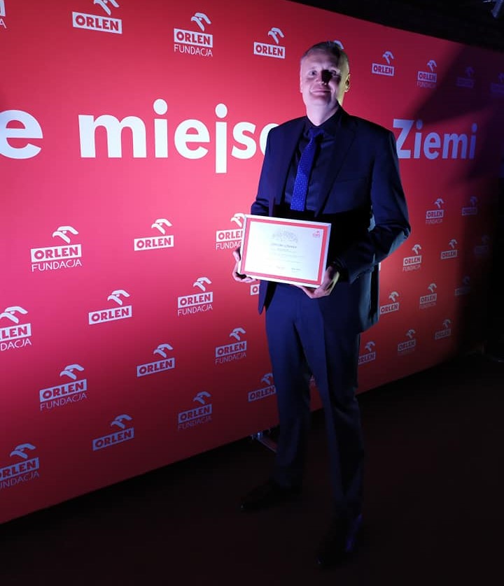 Powiększ zdjęcie. Arek Mikołajczyk  z dyplomem w ręku