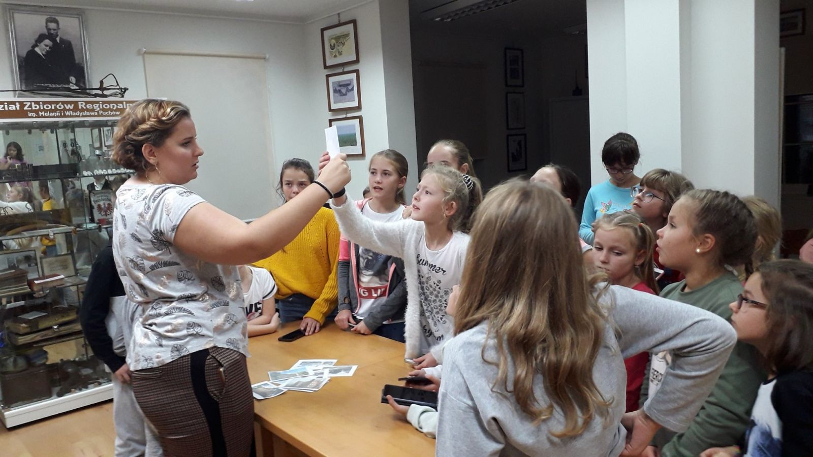 Powiększ zdjęcie. Dzieci wzięły udział w grze bibliotecznej