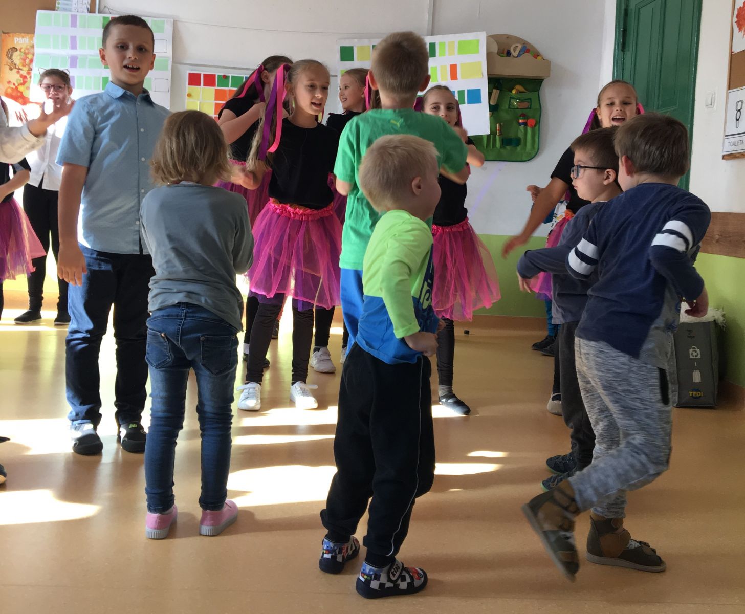 Powiększ zdjęcie. Dzieci wspólnie tańczą