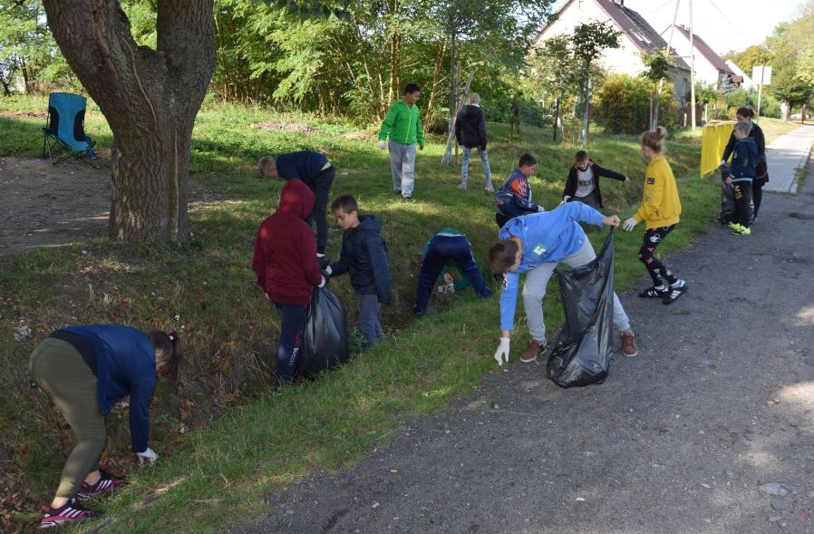 Sprzątąły dzieci ze świetlicy środowiskowej