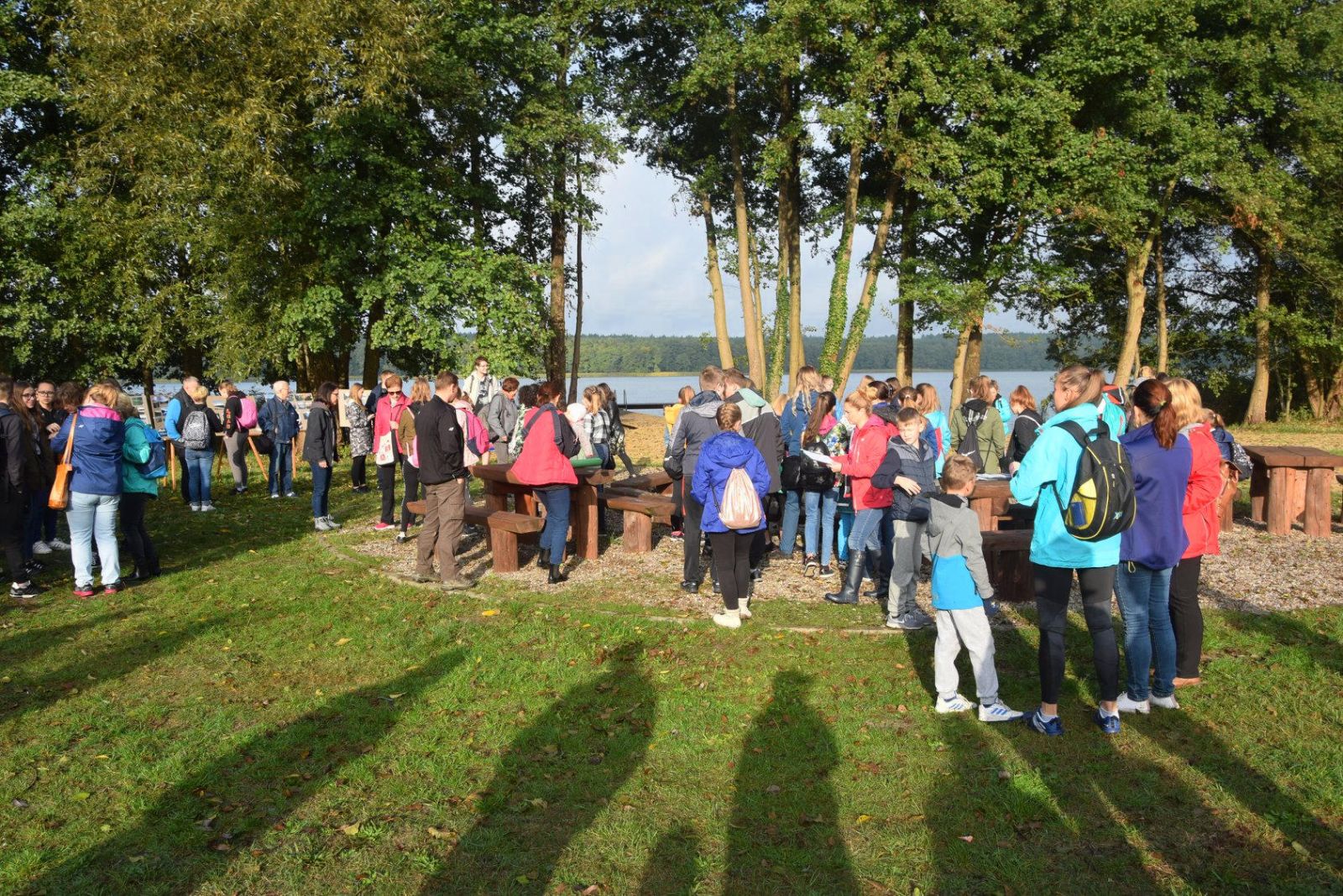 Polana biwakowa nad jeziorem Ostrowieckim. Powoli organizujemy się