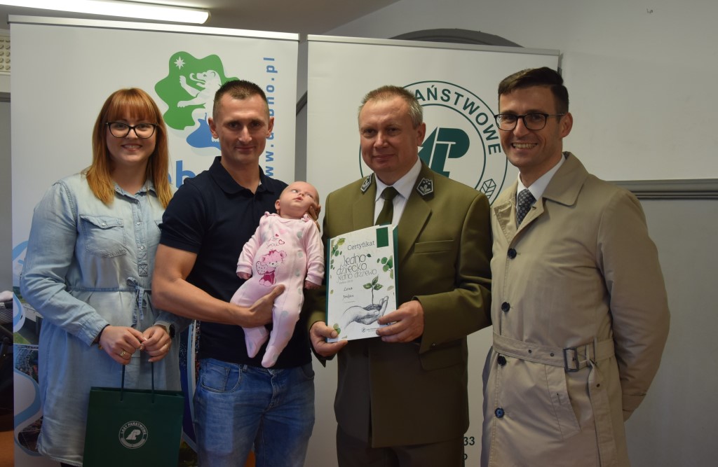 Rodzice odebrali certyfikat i upominki