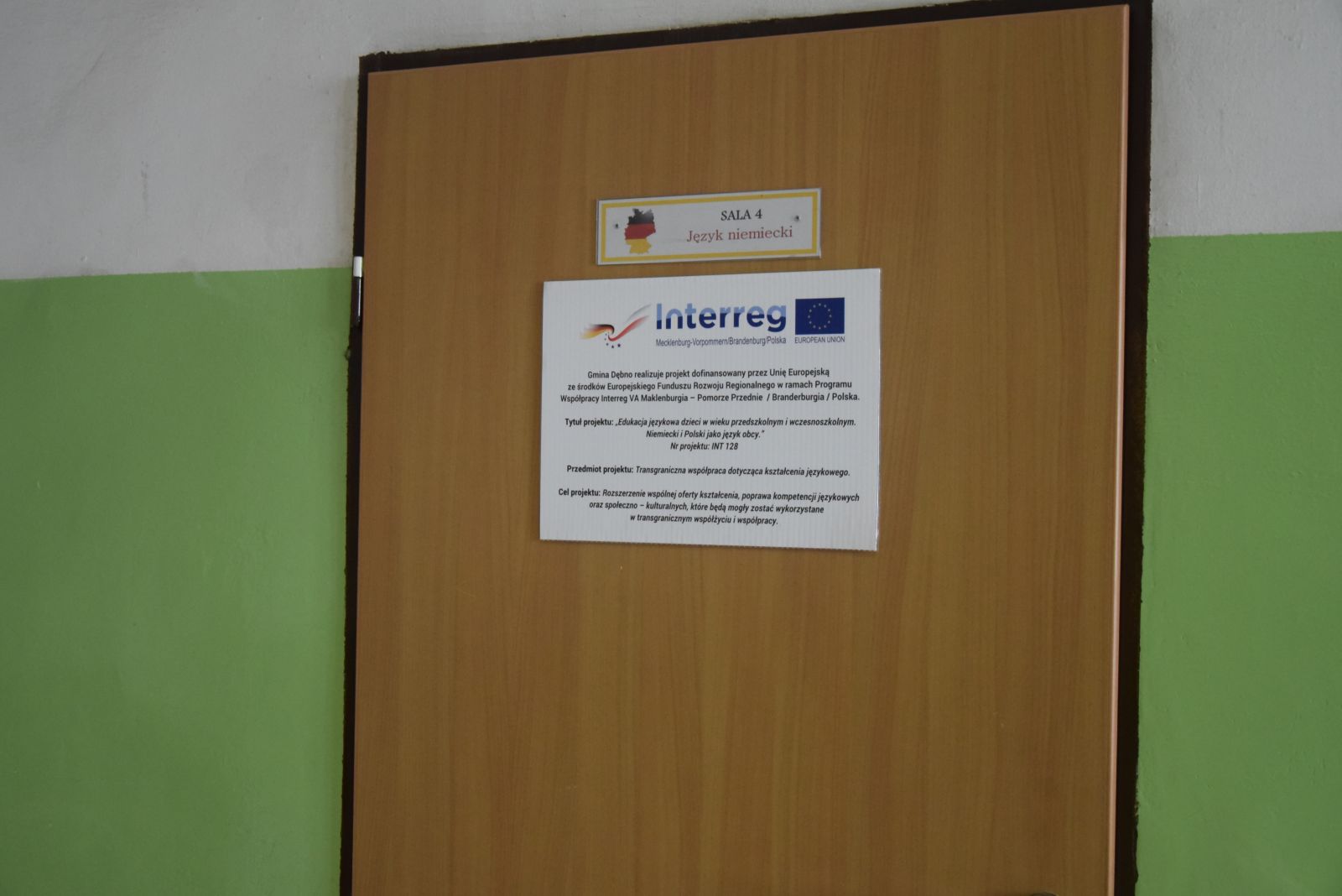 Na drzwiach pracowni przyklejono tablice informacyjną
