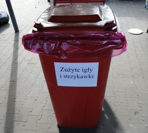 Powiększ zdjęcie pojemnik na odpady w kolorze czerwonym na strzykawki