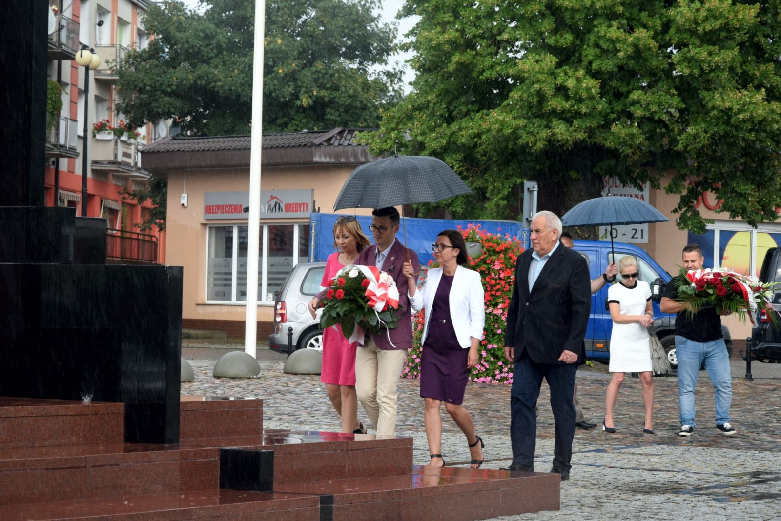 Władze samorządowe, od lewej: Alicja Sopińska wiceprzewodnicząca Rady, Grzegorz Kulbicki burmistrz i Joanna Stąsiek wiceburmistrz składają wieniec 