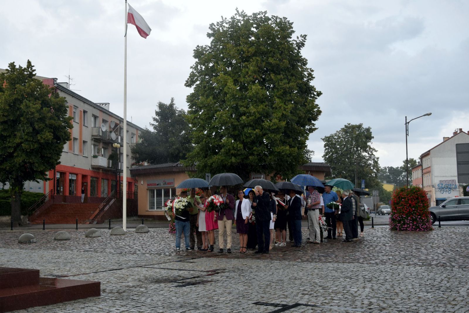 Powiększ zdjęcie. Uczestnicy zgromadzeni na Placu Konstytucji 3 Maja 
