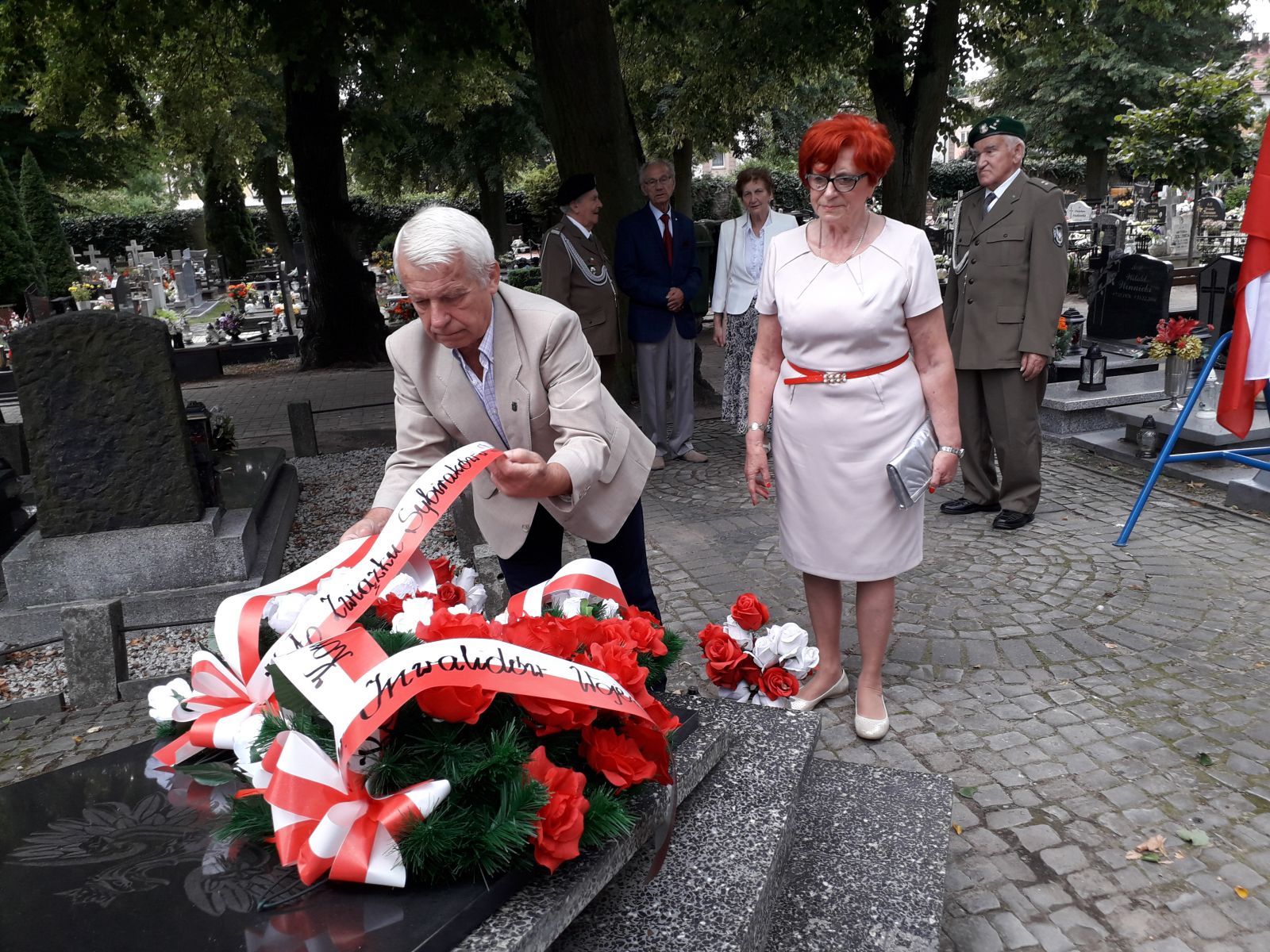 przedstawiciele Zarządu Koła Związku Sybiraków: Helena Siemaszko i Henryk Górewicz.