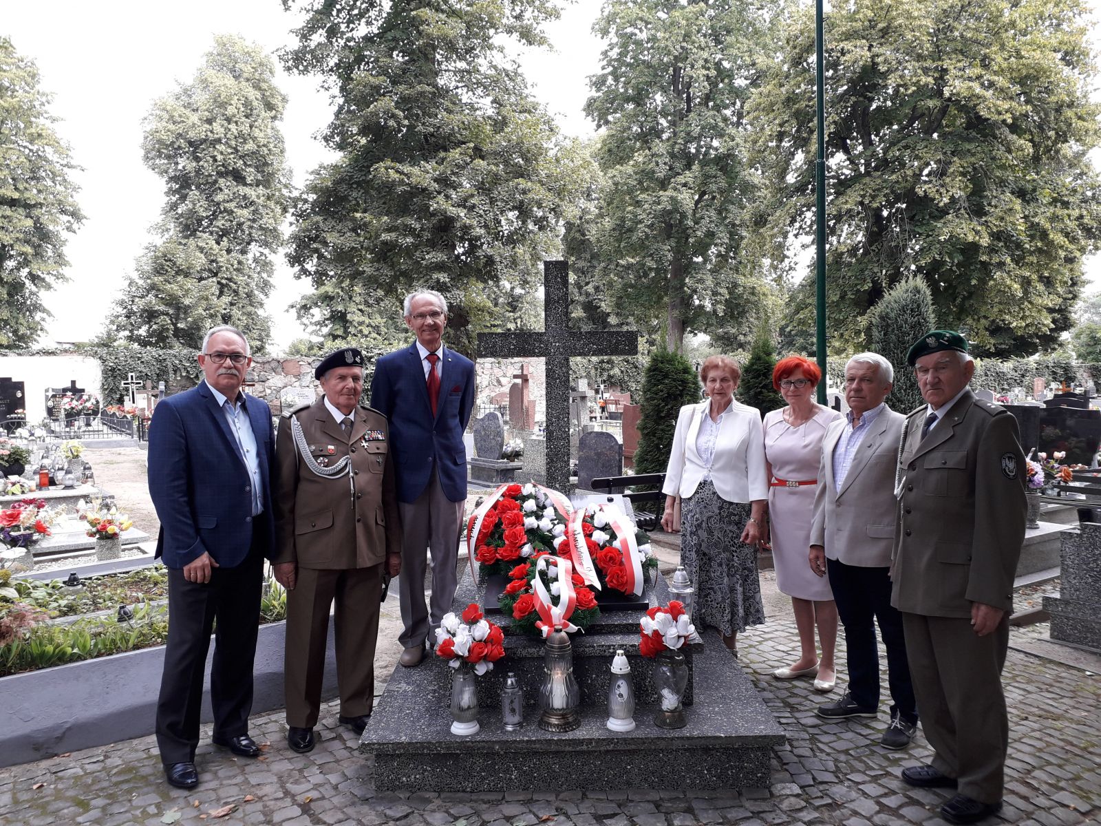 Uczestnicu uroczystości przed Grobem nieznanego Żołnierza