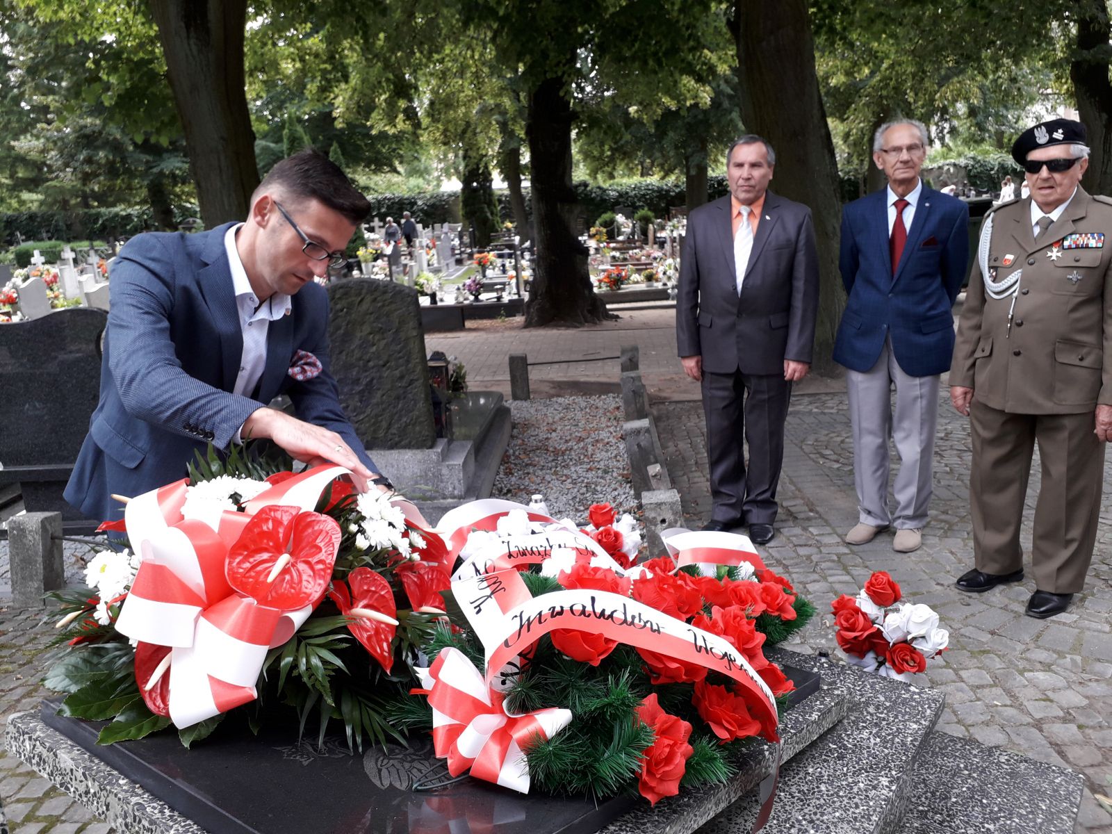 Burmistrz Dębna składa kwiaty