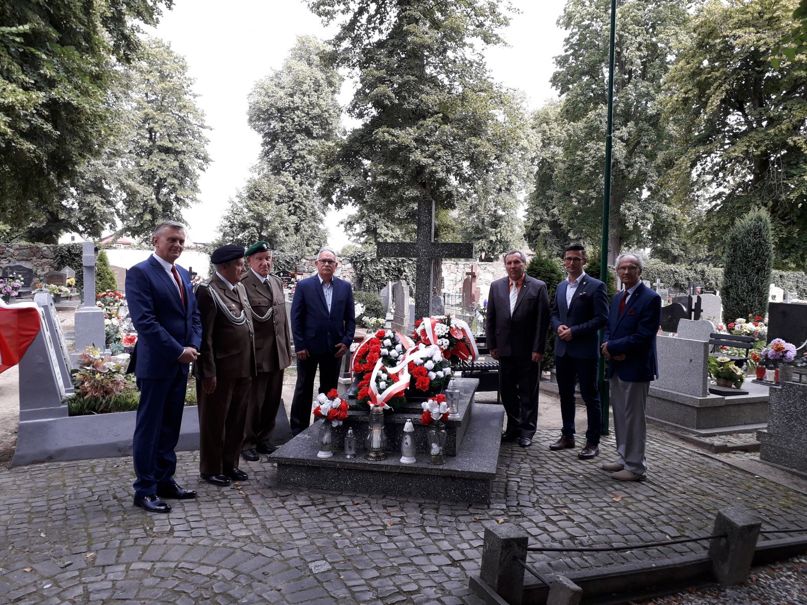 Powiększ zdjęcie. Władze samorządowe i środowisko kombatantów przy Grobie Nieznanego Żołnierza