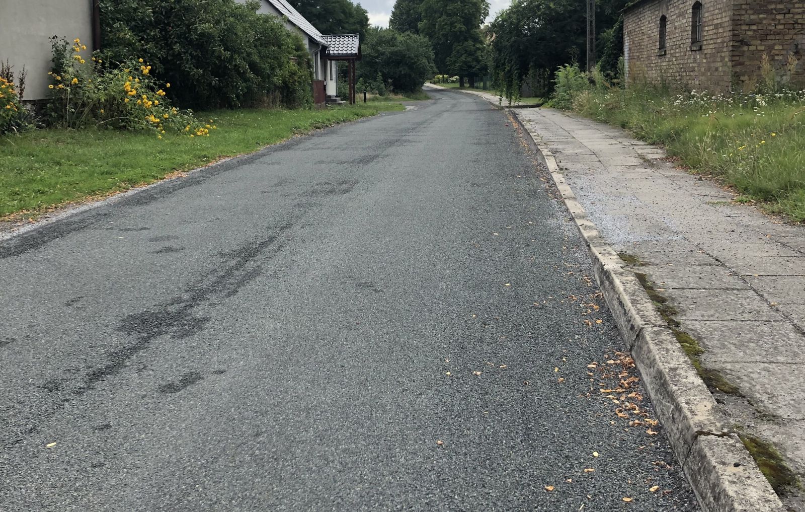 Powiększ zdjęcie. Utwardzona droga gminna w Bogusławiu