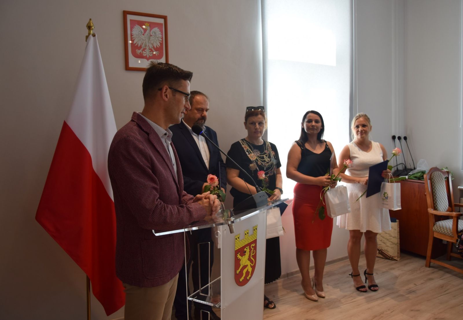 Powiększ zdjęcie. Burmistrz pogrtaulował nauczycielom i dyrektorowi
