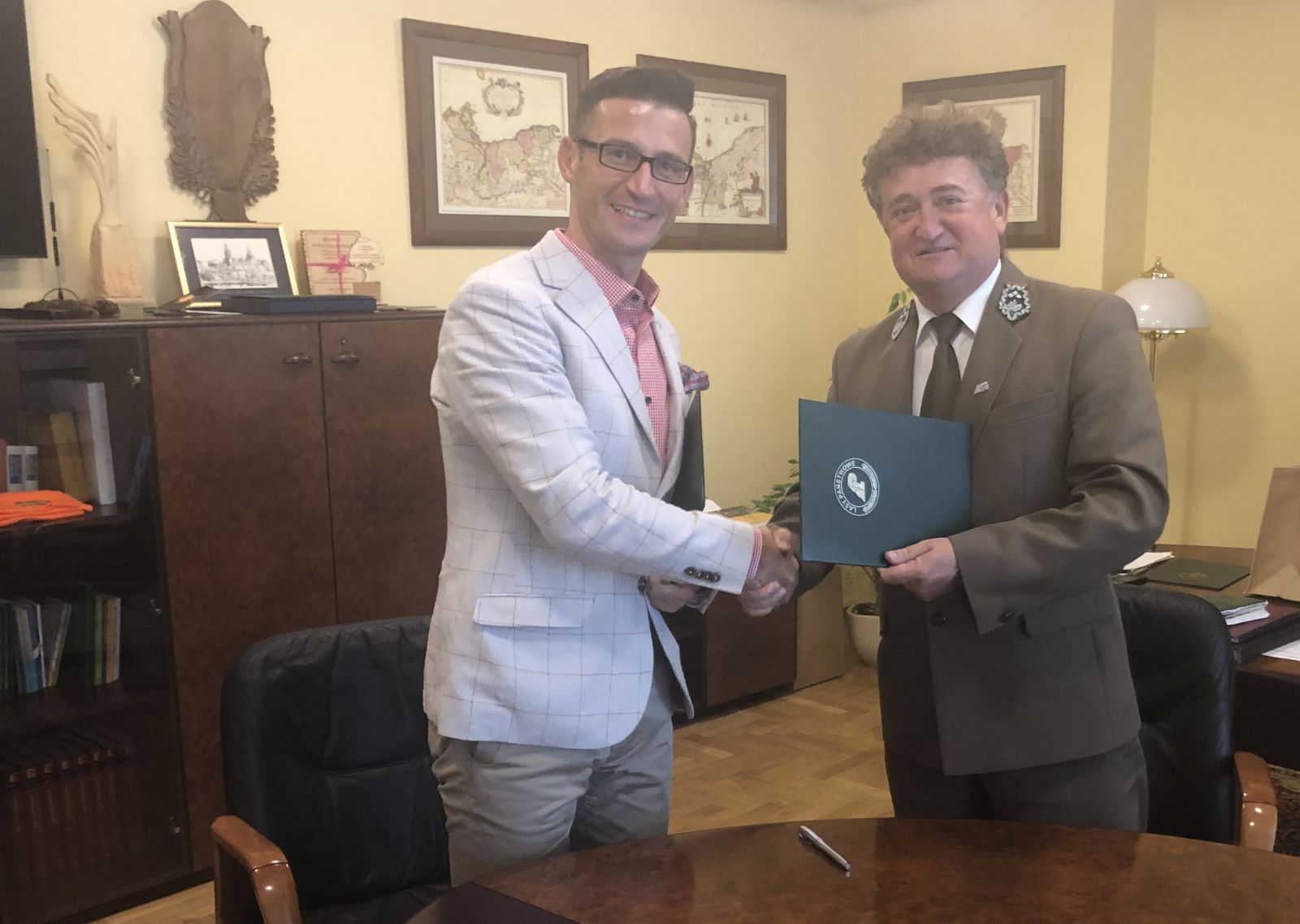 Powiększ zdjęcie. Andrzej Szelążek – Dyrektor Regionalnej Dyrekcji Lasów Państwowych w Szczecinie oraz Grzegorz Kulbicki – burmistrz Dębna