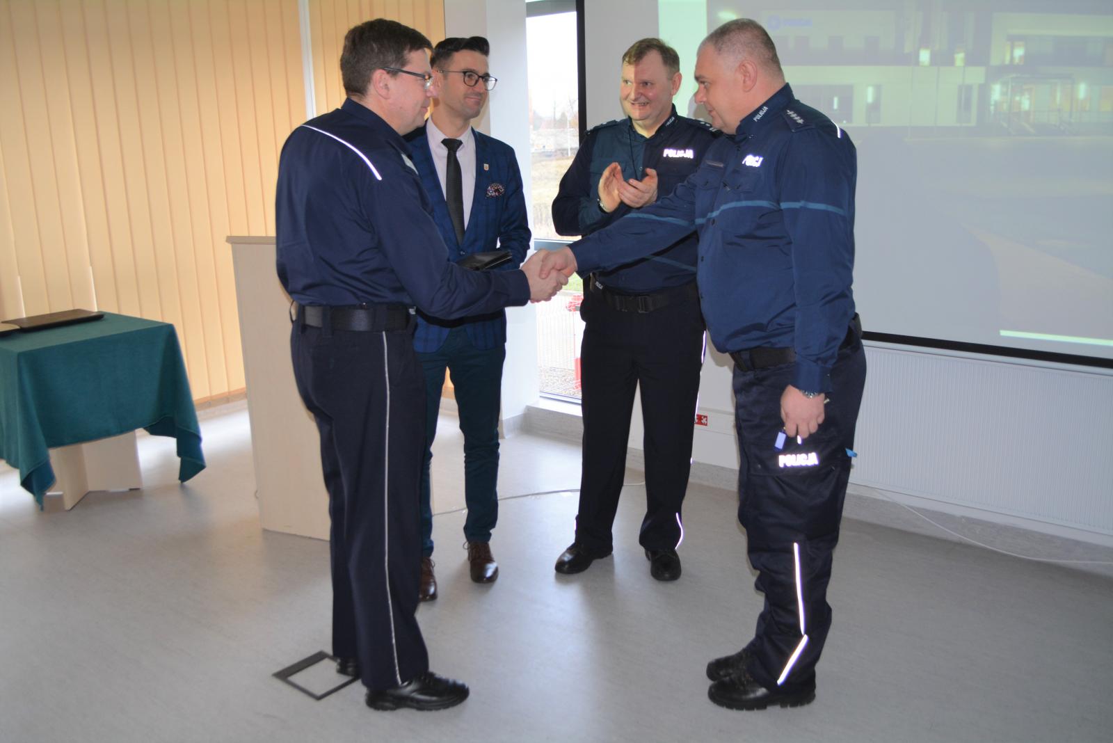 Powiększ zdjęcie. Odprawa policji 