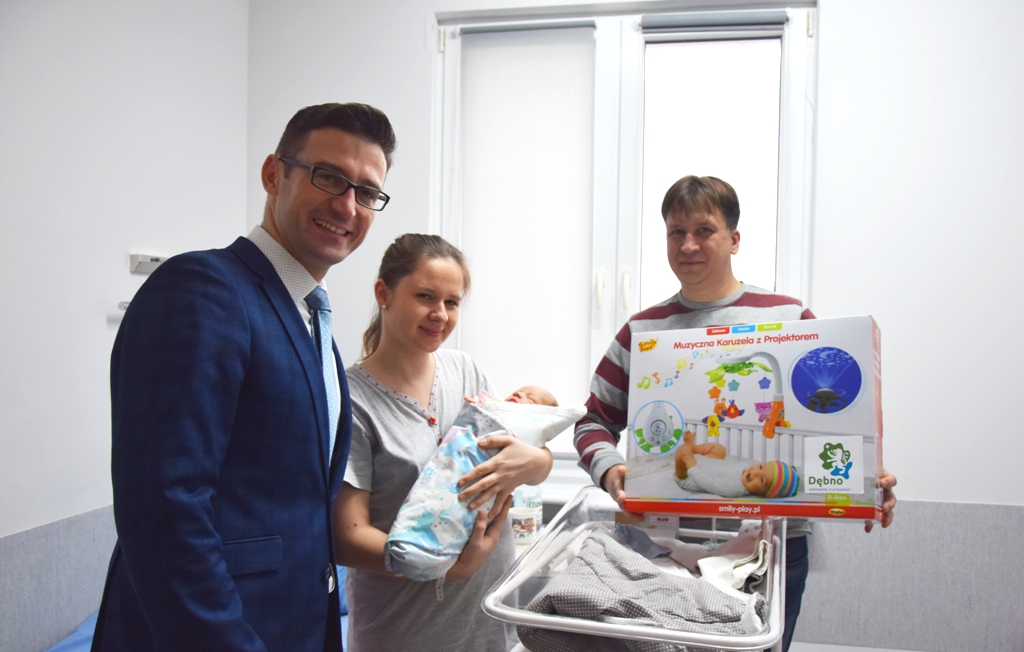 Powiększ zdjęcie. Burmistrz Dębna G. Kulbicki z pierwszym mieszkańcem 2019 roku i jego rodzicami