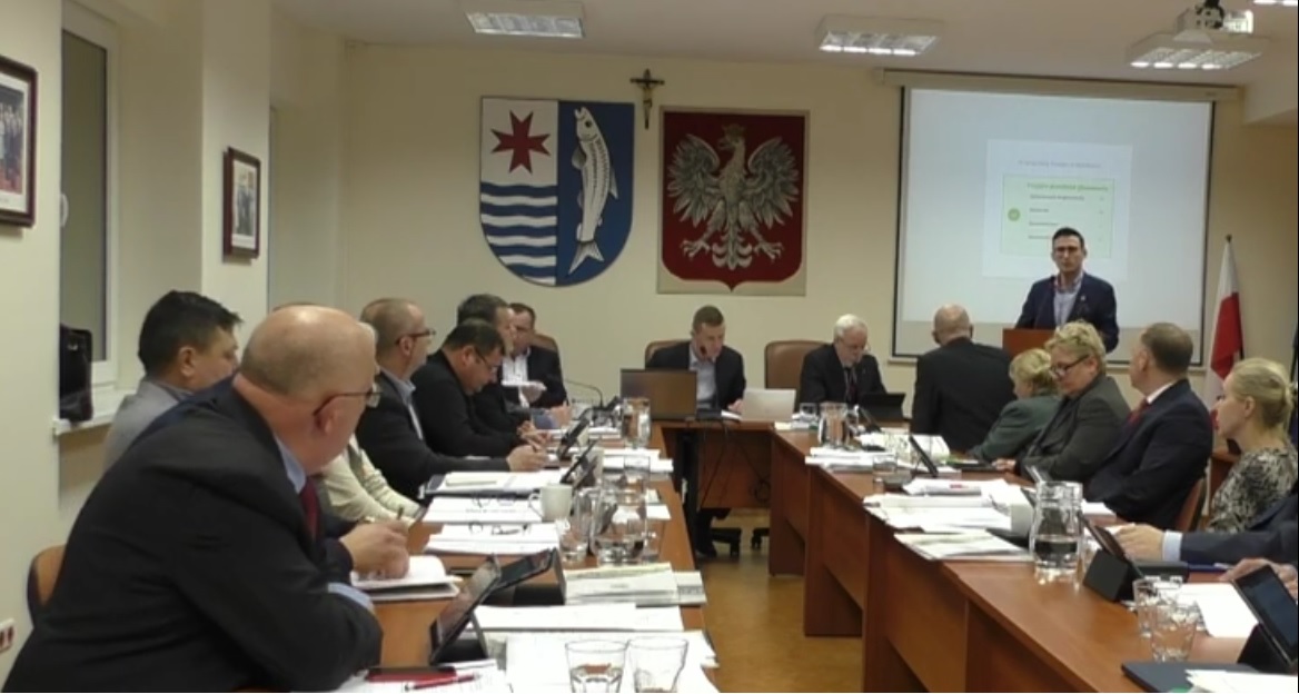 Powieksz zdjęcie. Burmistrz Dębna przemawia podczas sesji Rady Powiatu w Myśliborzu 
