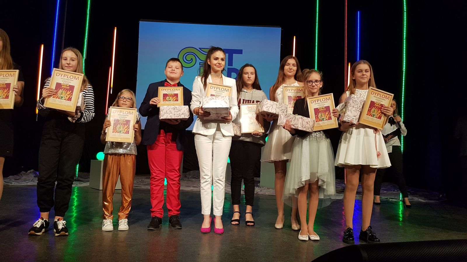 Wiktoria Taracińska (druga od prawej) na scenie z dyplomem