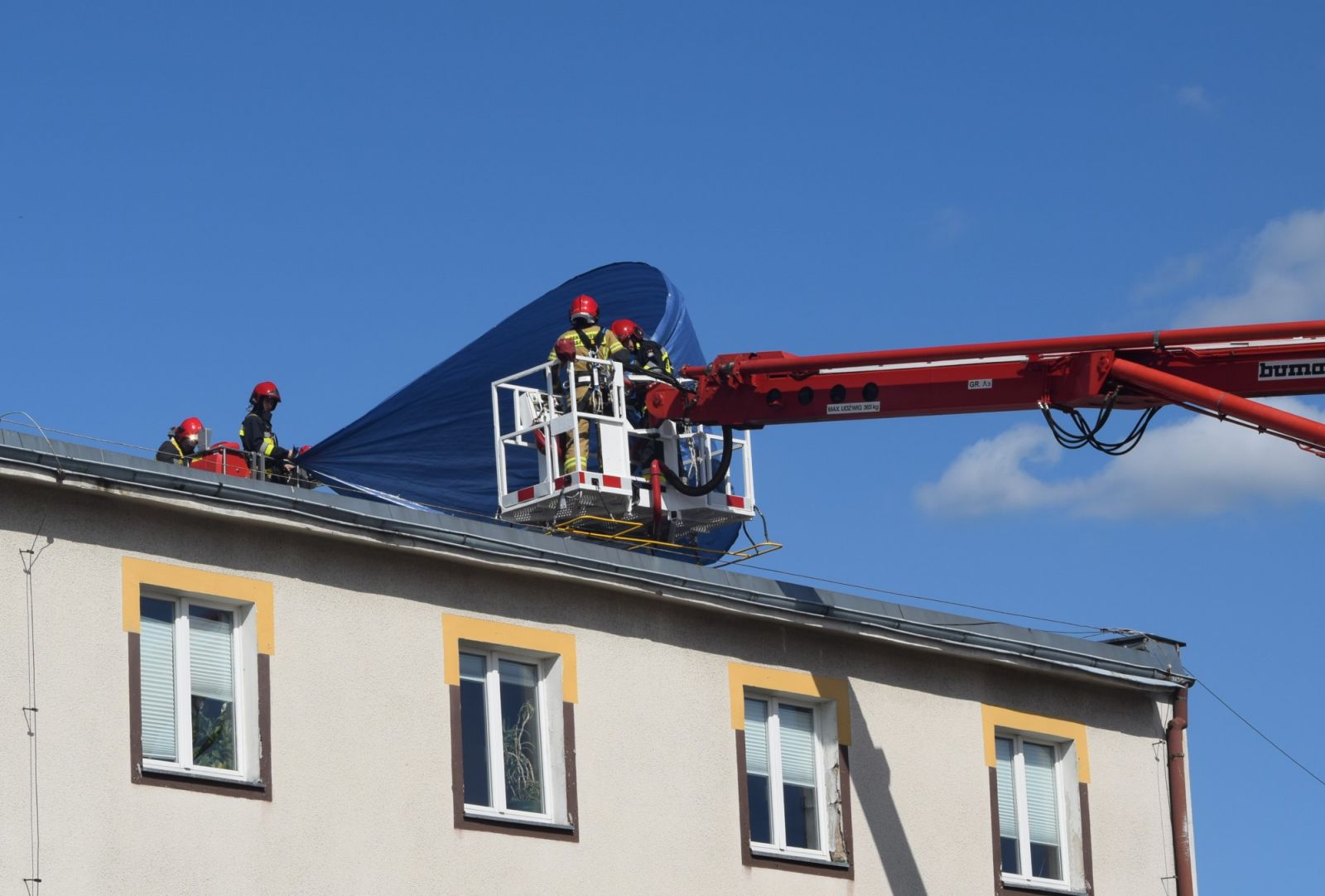 Strażakom udało się zabezpieczyć dach