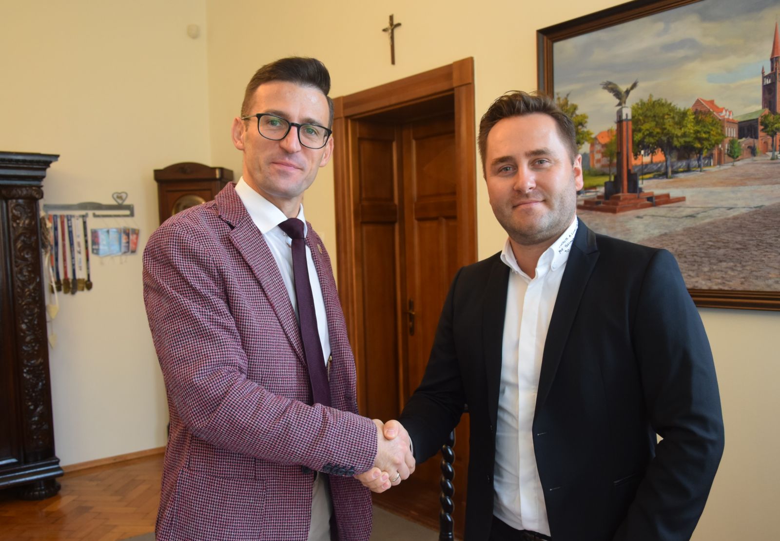 Powiększ zdjęcie. Burmistrz Grzegorz Kulbicki i prezes spółki Maldrobud Łukasz Malinowicz 