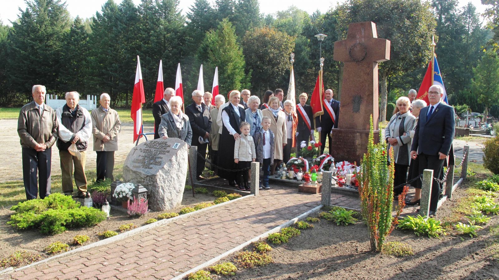 Powiększ zdjęcie. Uczestnicy jednych z uroczystości przed Pomnikiem Sybiraka 