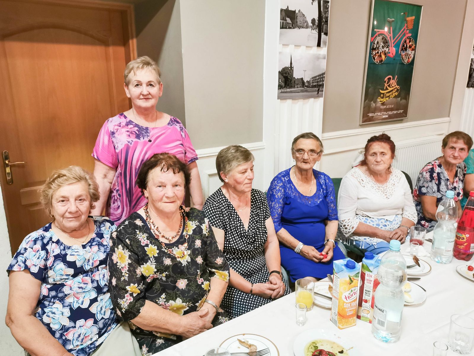 Powiększ zdjęcie. Seniorki siedzą przy stole 