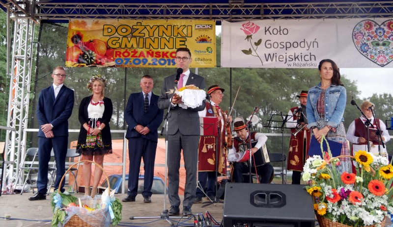 Powiększ zdjęcie. Na scenie burmistrz Dębna z chlebem 