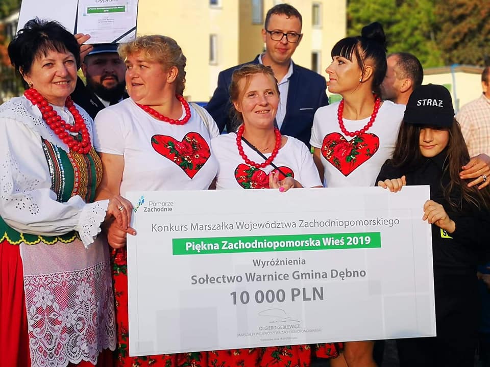 Powiększ zdjęcie. Panie z KGW Warnice i sołtys Marcon Pleń z okolicznościowym czekiem