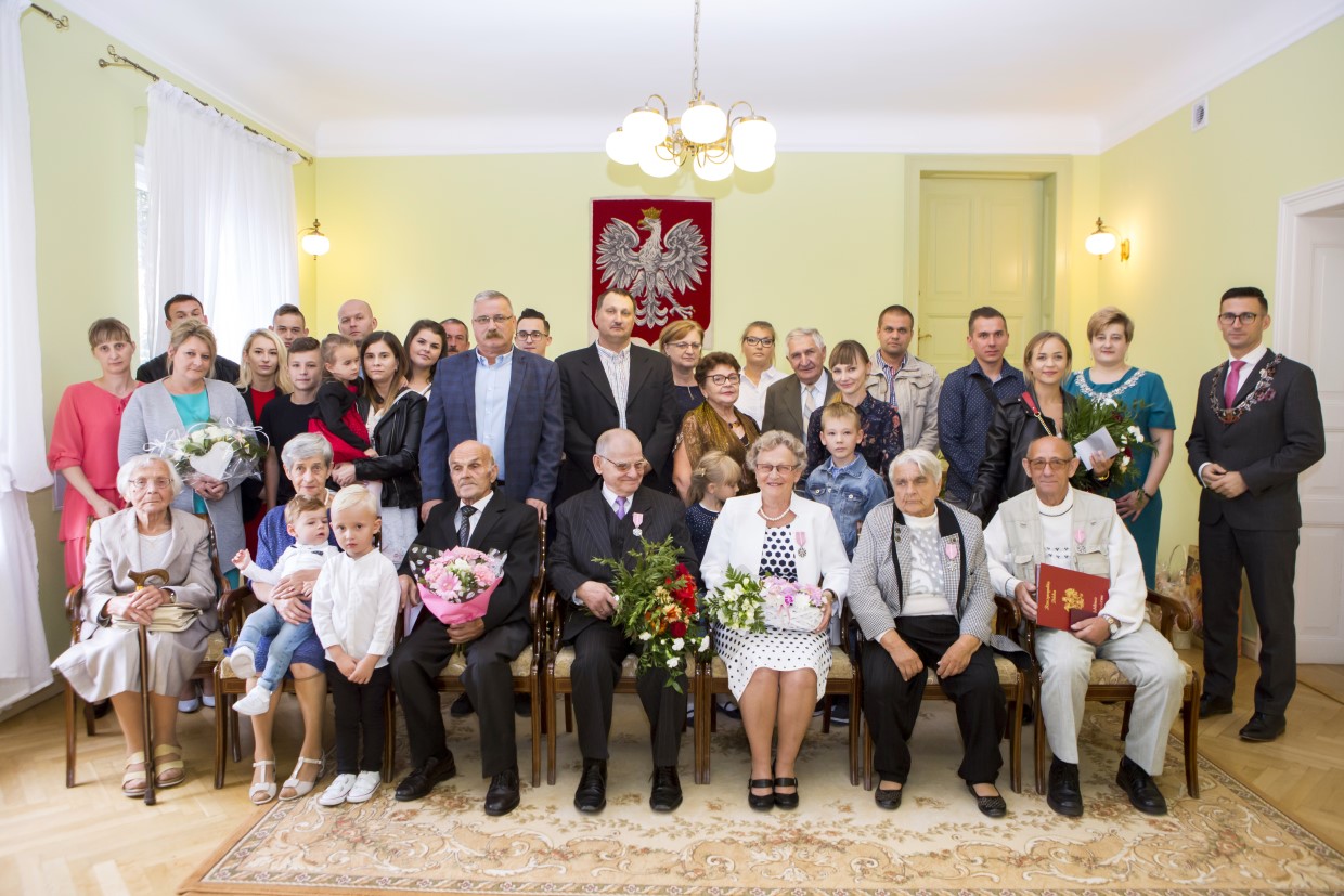 Powiększ zdjęcie. Jubilaci z rodziną 
