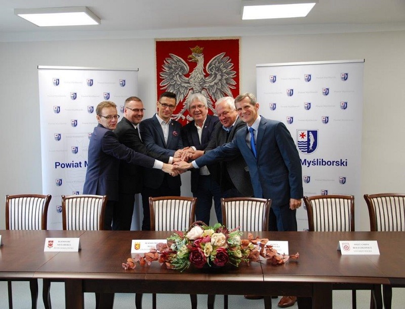 Samorządowcy powiatu myśliborskiego w uścisku dłoni