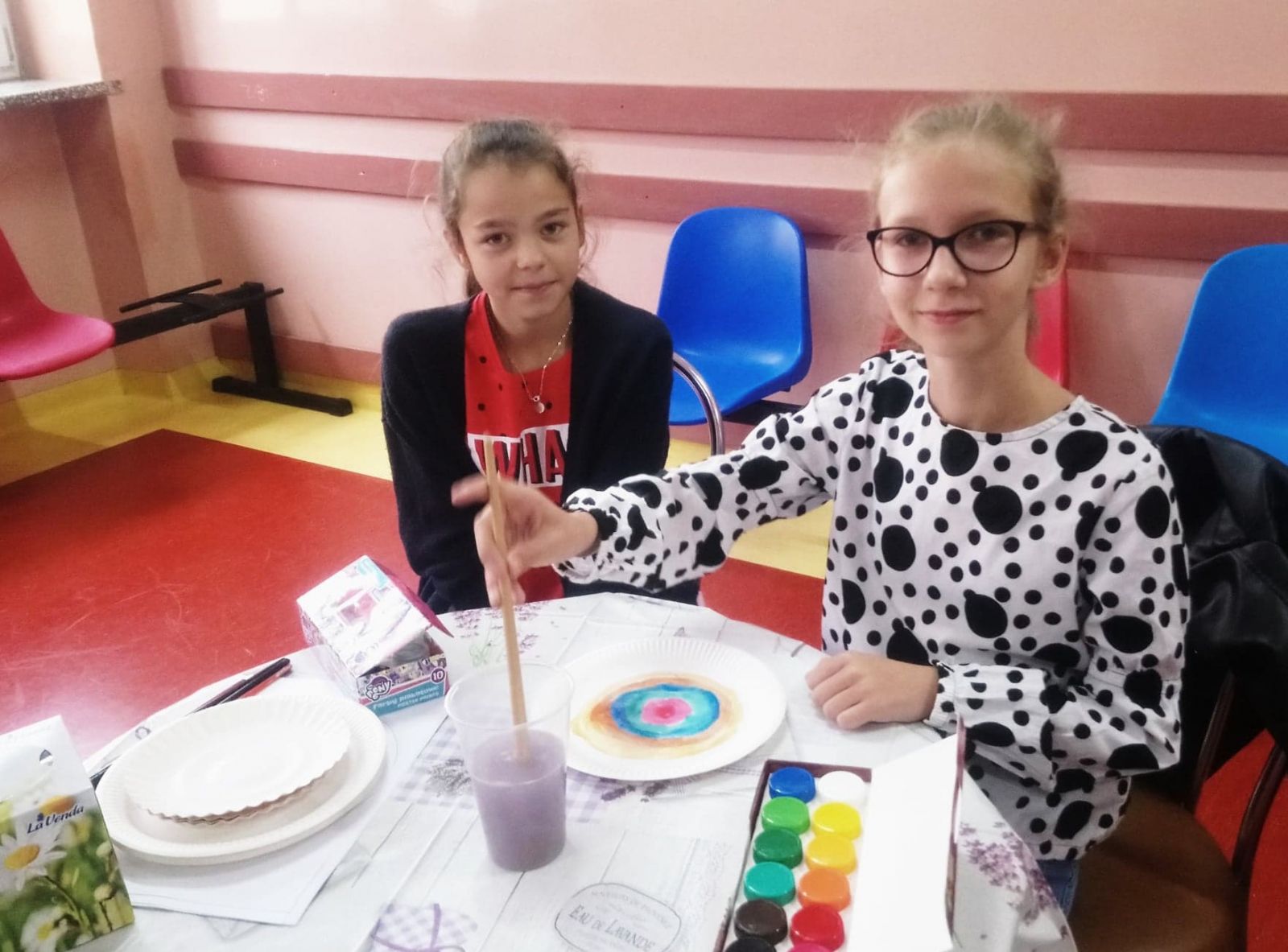 Powiększ zdjęcie. Dziewczynki wykonują prace plastyczne