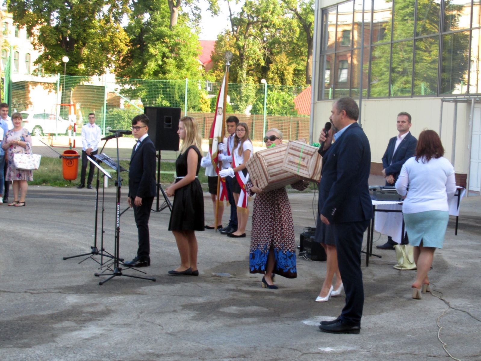 Ozoboty przekazała pani kierownik wydziały oświaty i przewodniczaca komisji oświaty