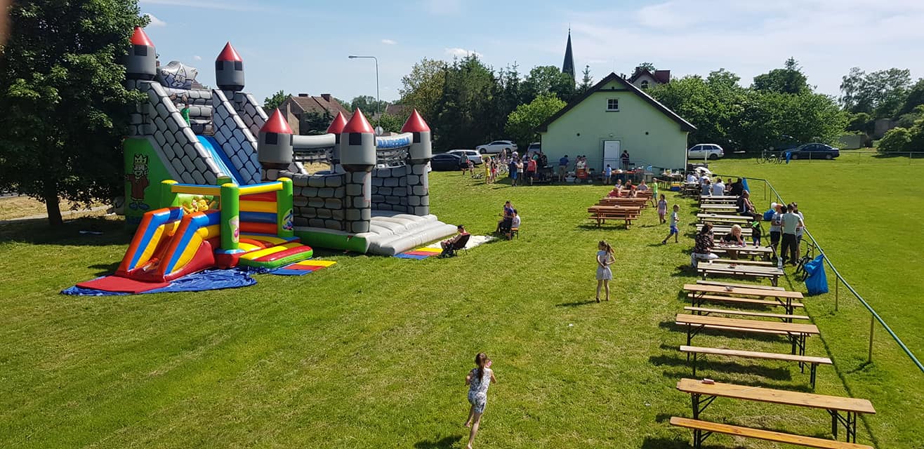 Powiększ zdjęcie. Piknik na boisku w Sarbinowie
