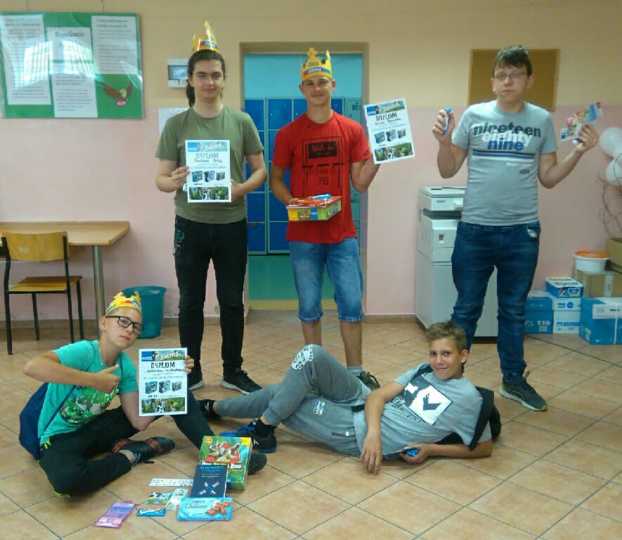 Powiększ zdjęcie. Nagrodzeni uczniowie