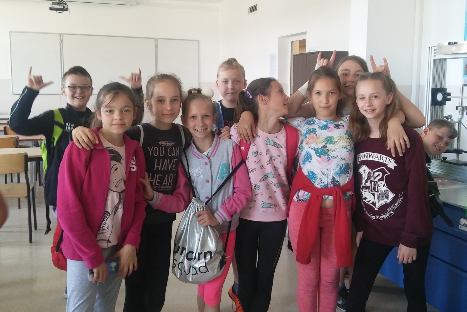 Powiększ zdjęcie. Uczniwoie podczas zajęć
