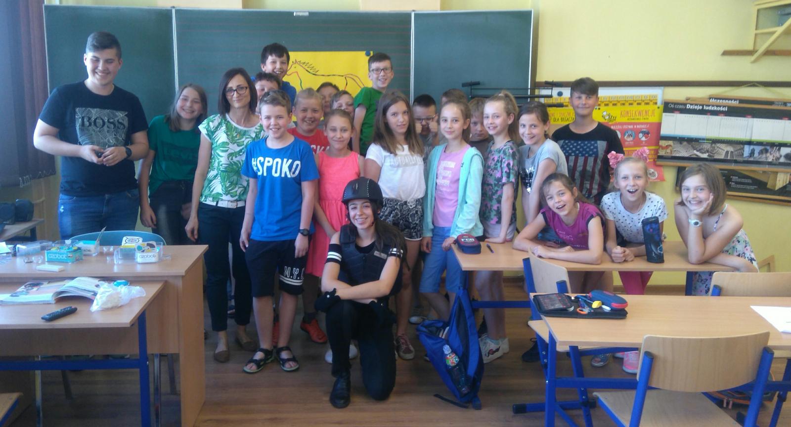 Powiększ zdjęcie.Wspólne zdjęcie uczniów