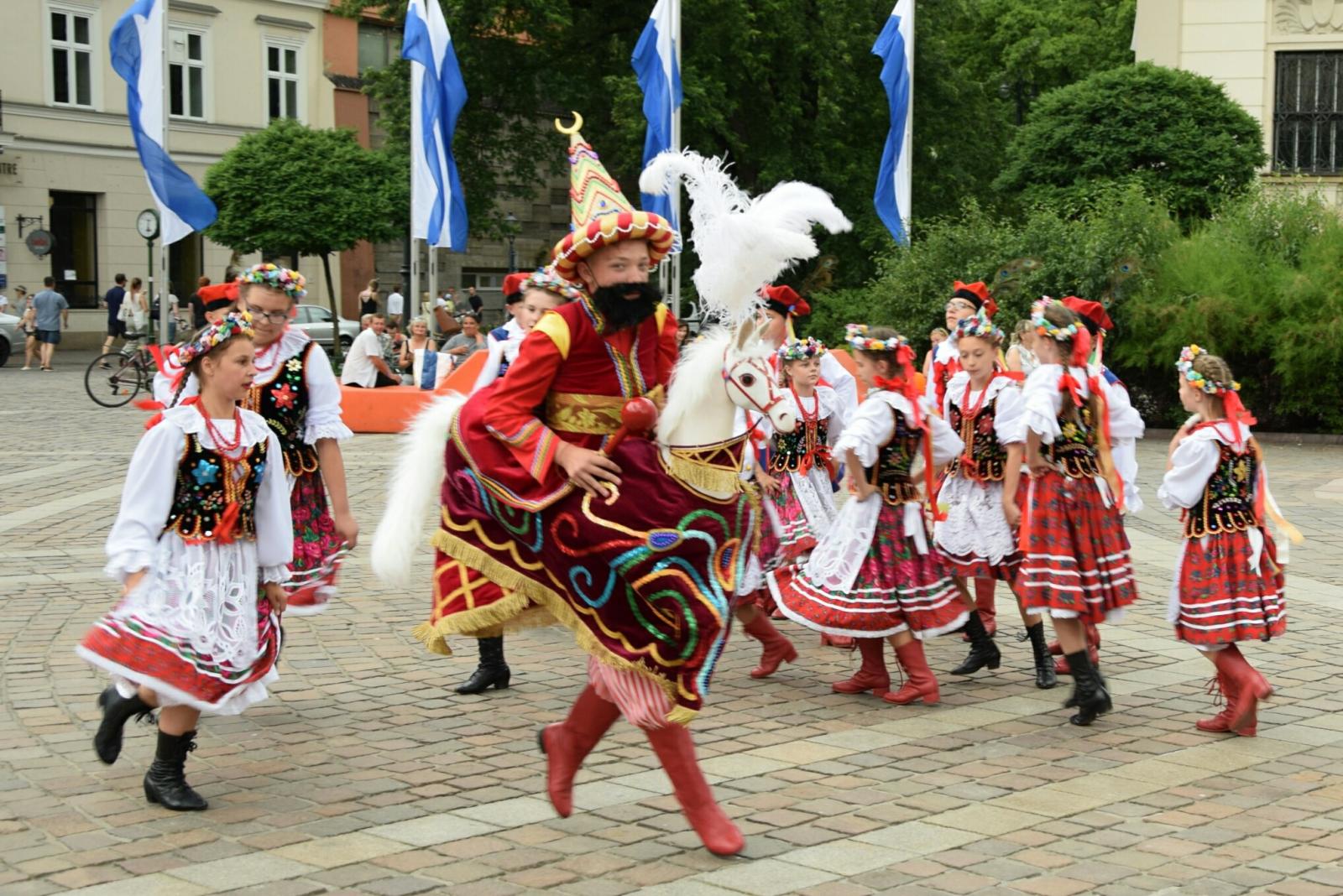 Na krakowskim rynku zatańczył Lajkonik z Cychr