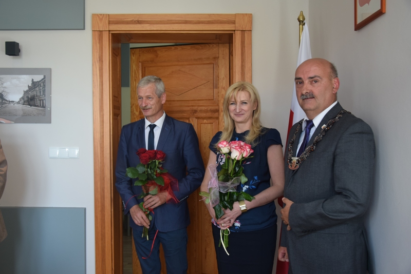 Od lewej: burmistrz Dębna P. Downar, skarbnik gminy I. Pludra, Przewodniczący Rady Miejskiej P. Chrobak