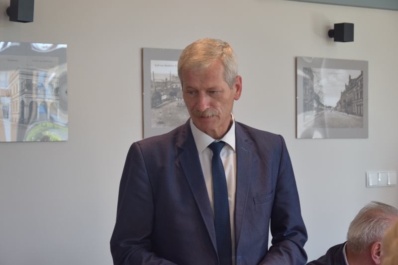 Powiększ zdjęcie. Burmistrz Dębna podczas sesji